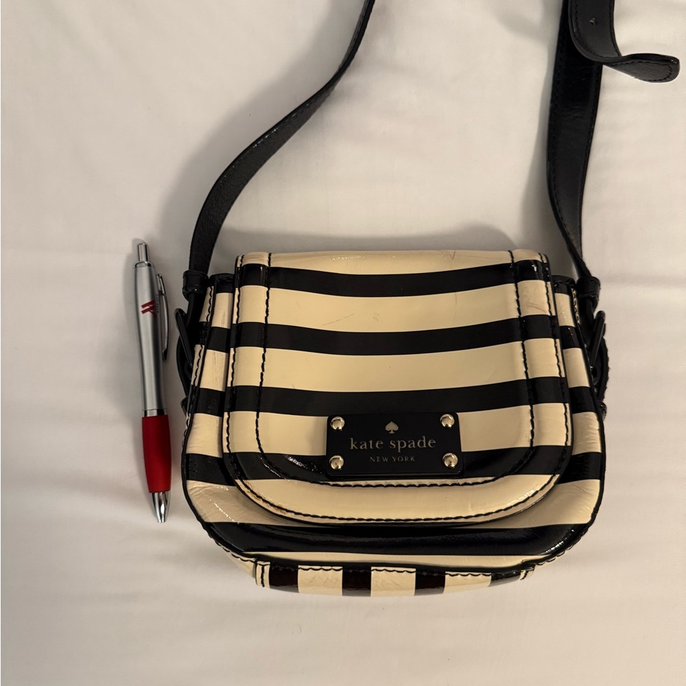 Kate Spade Black and Cream Crossbody Bag with Striped Design